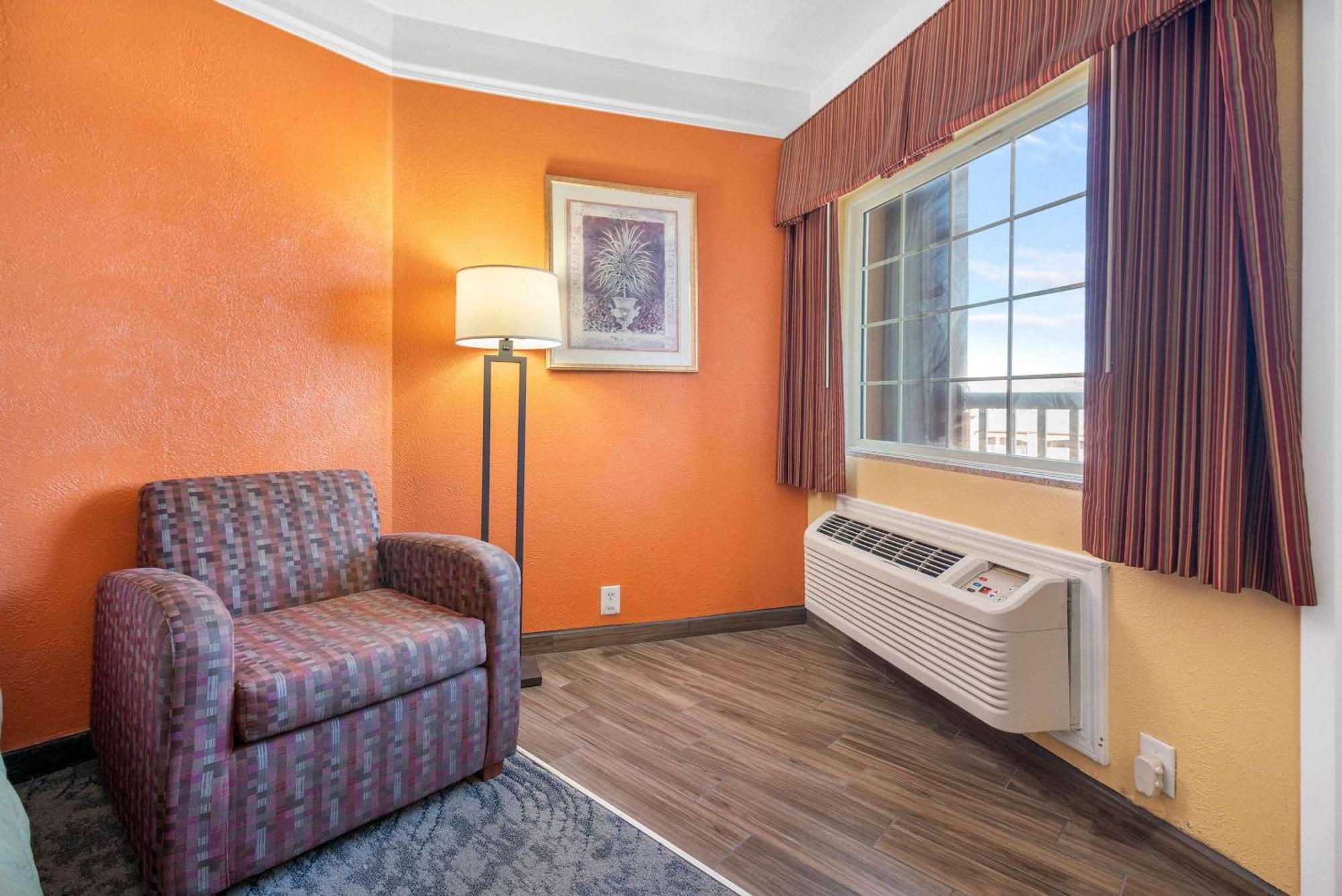 Quality Inn & Suites Galveston - Beachfront Exterior photo